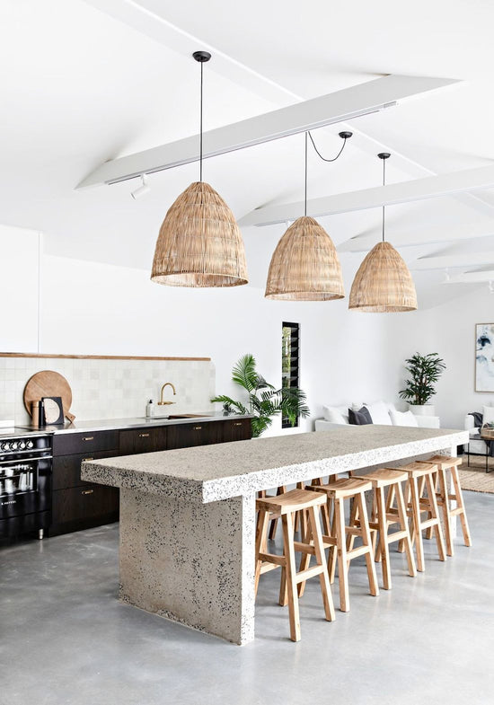 3 natural hessian pendant lamps in the kitchen