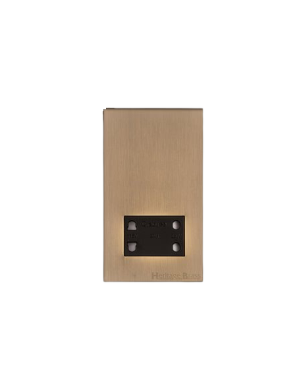 Shaver Socket Output Voltage 110/240V / Winchester
